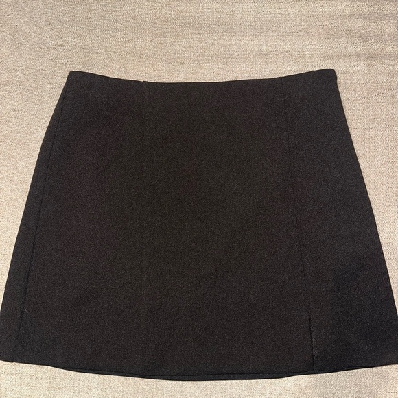 Black polyester mini skirt - Picture 1 of 3